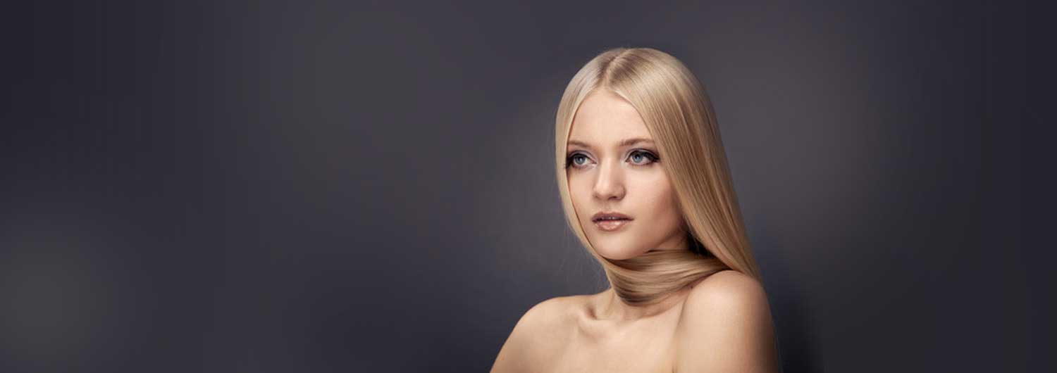 Modella con acconciatura bionda e capelli sani